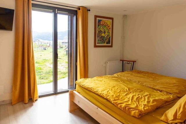 Chambre avec grand lit 180, fenêtre sur l'extérieur.