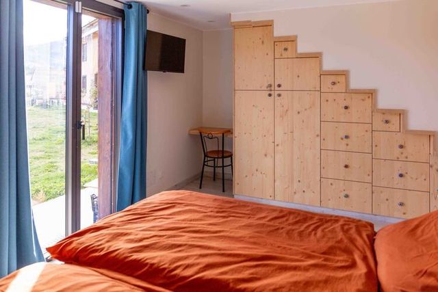 Chambre rez-de-chaussée avec trois lits 90.