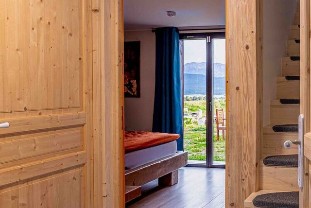 Chambre rez-de-chaussée, trois lits 90, fenêtre.