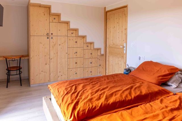 Chambre rez-de-chaussée, trois lits 90, lumineuse.