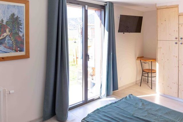 Chambre rez-de-chaussée, lits simples, rangements.