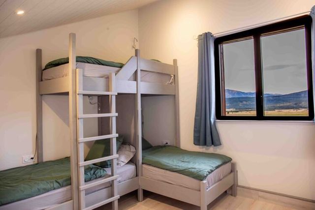 Chambre à l'étage, lit double, vue sur la forêt.