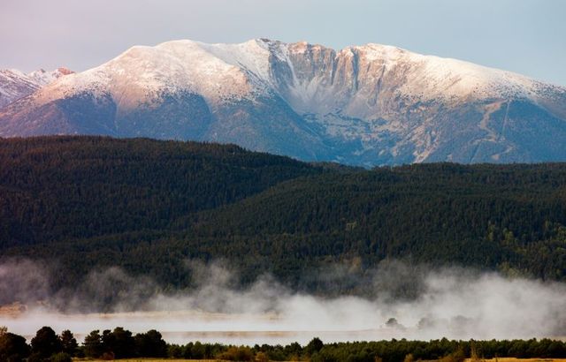 Vue sur le village et la montagne, Les Angles.