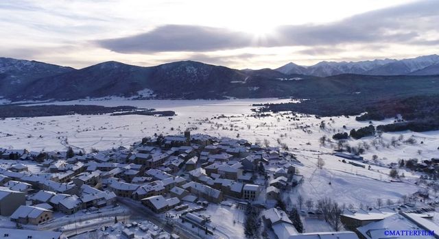 Vue sur le village des Angles et la montagne.