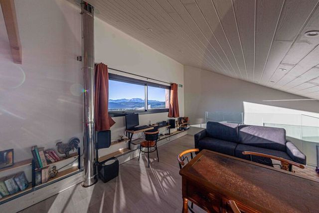 Mezzanine avec billard et espace jeux.