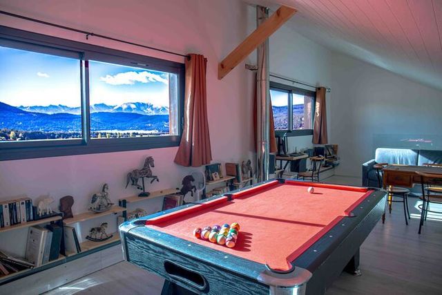 Mezzanine : billard et table de jeux.