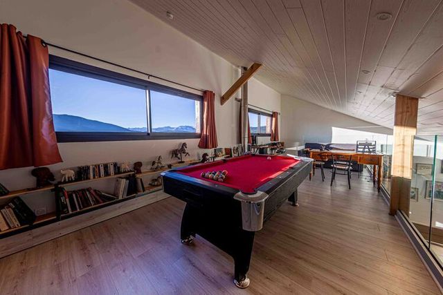 Mezzanine, billard et jeux de société.