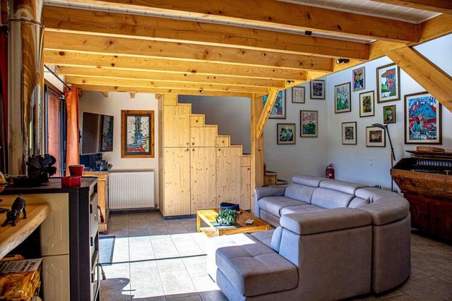 Grand séjour, canapés et vue sur la forêt.