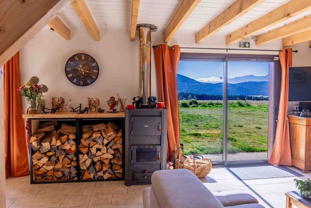 Séjour, coin canapé et table basse.