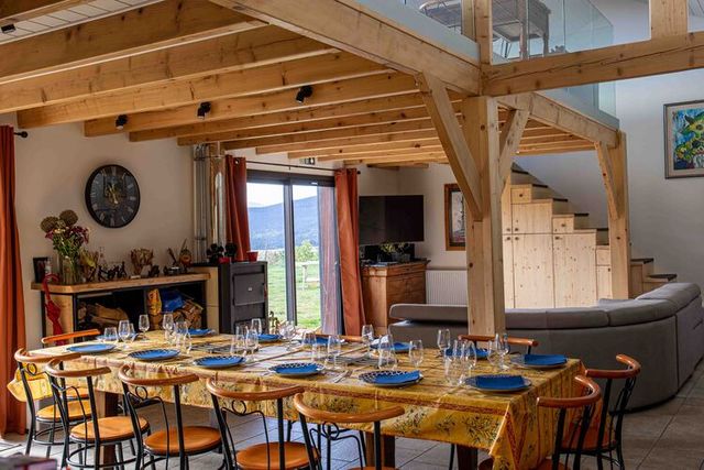 Séjour, table à manger et vue sur l'extérieur.
